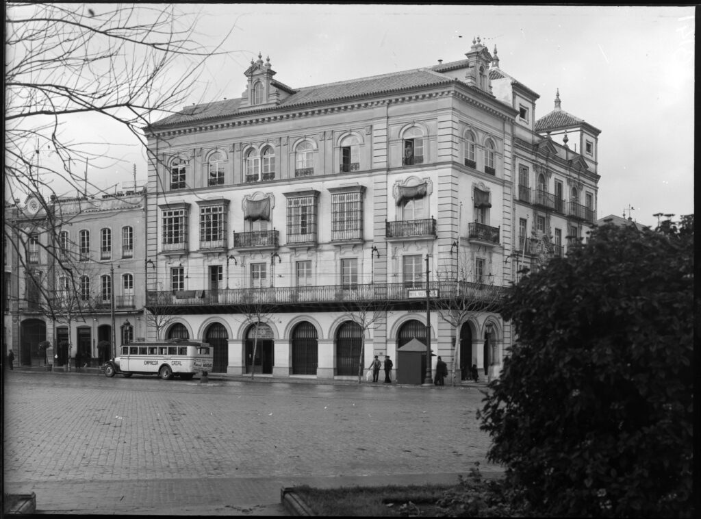 Fotografía en blanco y negro del edificio del Hotel Tayko en Sevilla, en la esquina de la Calle Almirante Lobo con Puerta de Jerez, tomada entre 1920 y 1936